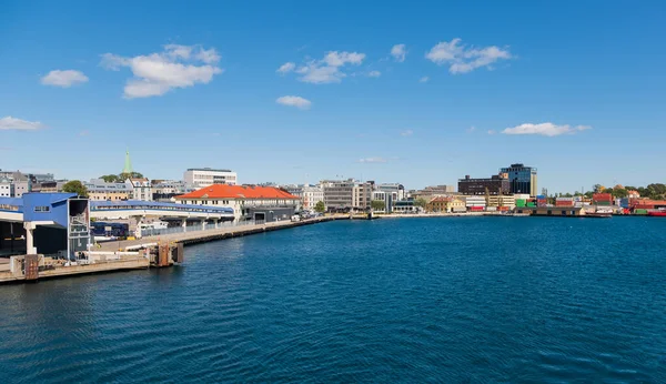Piękny pejzaż morski norweskie wybrzeże, wybrzeże Kristiansand z budynkami, Skandynawia, Norwegia. lipiec 2019 — Zdjęcie stockowe