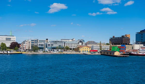 Bela paisagem marinha litoral norwegian, costa de Kristiansand com edifícios, Escandinávia, Noruega. Julho de 2019 — Fotografia de Stock