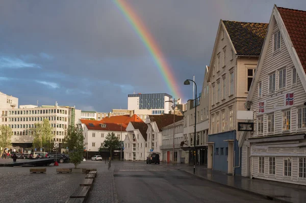 Stavanger, Noruega - Julio 2019: El puerto en la ciudad de Stavanger. Esta área se llama Vagen. Tarde con el arco iris — Foto de Stock