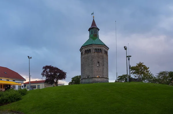 Torre Stavanger Valberget, noche de verano en julio 2019 — Foto de Stock