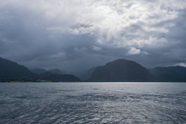 Güneşli Norveç manzarası. Lauvvik-Oanes feribotunun Norveç 'teki rotası. Temmuz 2019