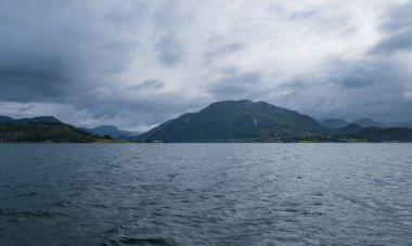 Güneşli Norveç manzarası. Lauvvik-Oanes feribotunun Norveç 'teki rotası. Temmuz 2019