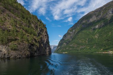 Norveç 'teki Dağlar ve Neroyfjord Sognefjord. Bulutlar ve mavi gökyüzü. Temmuz 2019