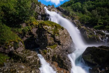 Kleivafossen Şelalesi, Jostedalsbreen Ulusal Parkı, Sogn og Fjordane, Norveç. Uzun pozlu çekim. Temmuz 2019