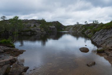 Norveç 'teki Lysefjord' daki Preachers Kürsü Kayası 'na giden dağlar doğa ve seyahat arka planı. Tjodnane Gölü, Temmuz 2019