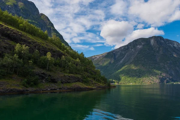 Bergen en Neroyfjord Sognefjord in Noorwegen. Wolken en blauwe lucht. juli 2019 — Stockfoto