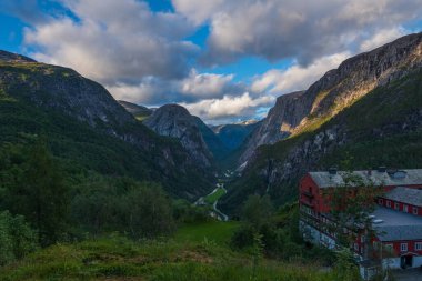 Naeroydalen Vadisi ve Stalheim Tepeleri, Voss Norveç 'in güzel manzarası. Temmuz 2019