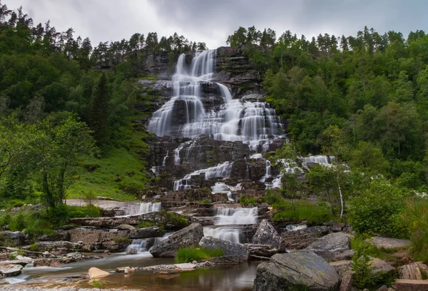 De waterval van Tvindefossen in Noorwegen fotografeerde bij lange blootstelling tijdens de schemering. juli, 2019 — Stockfoto