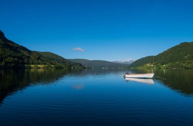 Oppheimsvatnet gölündeki tekne. Voss, Norveç. Temmuz 2019