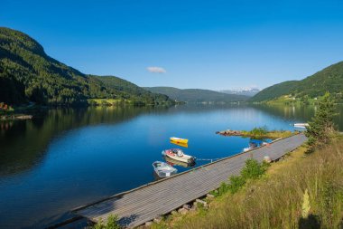 Oppheimsvatnet gölündeki tekne. Voss, Norveç. Temmuz 2019