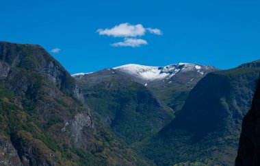 Undredal 'ın üzerinde kayalar. Undredal Norveç 'in Sogn og Fjordane ilçesine bağlı Aurland belediyesine bağlı küçük bir köydür..