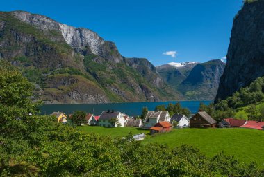 Undredal, Norveç - Temmuz 2019: Norveç 'in Undredal kentindeki Aurland fiyortunun kıyısındaki küçük köye bakın.