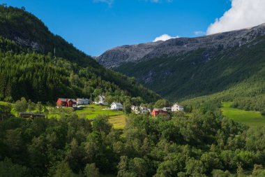 Naeroydalen Vadisi ve Stalheim Tepeleri, Voss Norveç 'in güzel manzarası. Temmuz 2019
