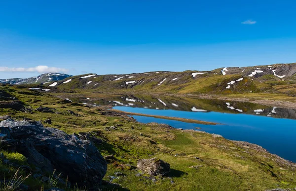 Vista del lago Skjelingavatnet, Vik i Sogn, Noruega. Julio 2019 — Foto de Stock