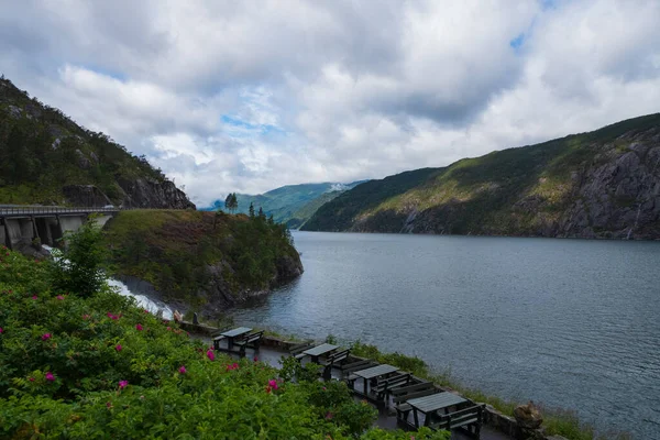 Langefoss in norwegen, akrafjordtunet. Juli 2019 — Stockfoto