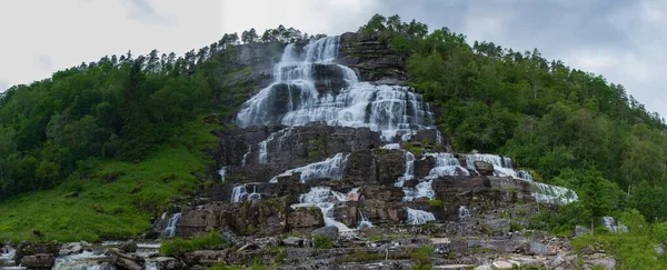 Vattenfallet Tvindefossen i Norge. Juli, 2019. Panoramabild — Stockfoto