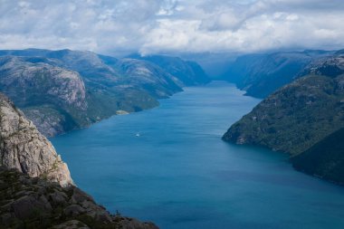 Önceki büyük uçurum Norveç, Lysefjorden yaz sabahı manzarası. Güzel doğal tatil yürüyüşü doğa gezisi konsepti. Temmuz 2019