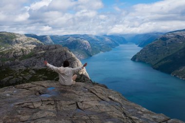 Önceki büyük uçurum Norveç, Lysefjorden yaz sabahı manzarası. Güzel doğal tatil yürüyüşü doğa gezisi konsepti. Temmuz 2019