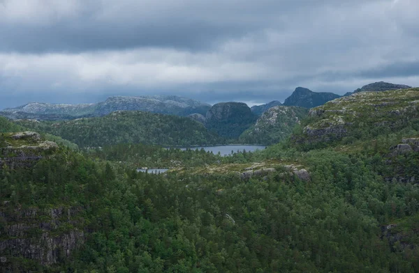 位于挪威利塞峡德峡湾通往传教士布道坛岩石的路上的山脉- -自然与旅行背景。 Tjodnane湖，2019年7月 — 图库照片