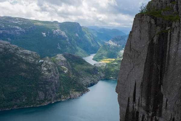 Preikestolen massiv klippa Norge, Lysefjorden sommar morgon utsikt. Vackra naturliga semester vandring vandring resor till naturdestinationer koncept. Juli 2019 — Stockfoto