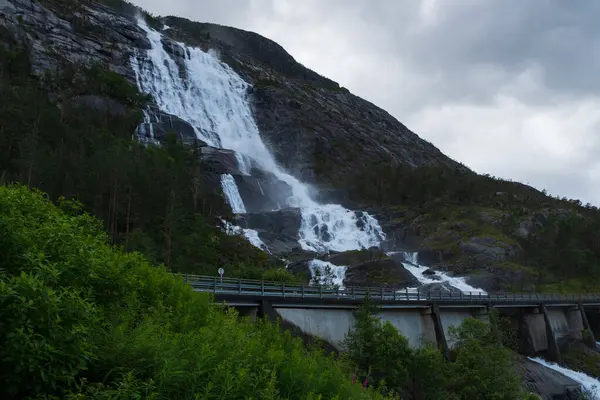 Langefoss na Noruega, Akrafjordtunet. Longa exposição, julho 2019 — Fotografia de Stock