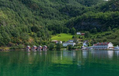 Norveç, Flam 'de küçük tekneleri olan kırmızı küçük bir ev. Temmuz 