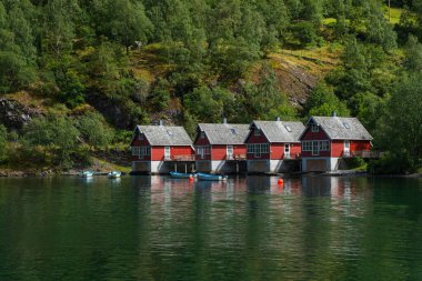 Norveç, Flam 'de küçük tekneleri olan kırmızı küçük bir ev. Temmuz 2019