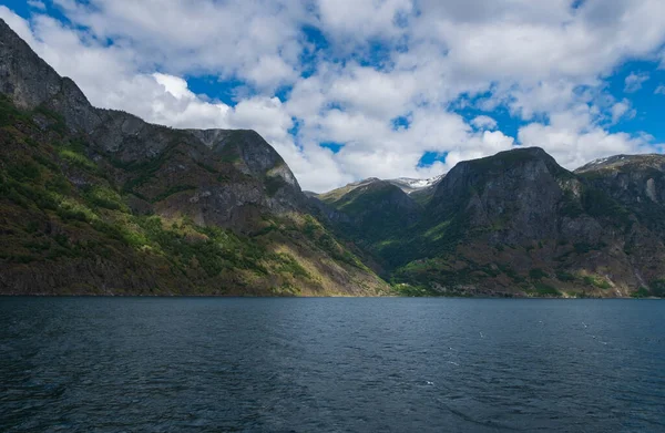 Het Aurlandsfjord - een smalle, weelderige tak van het langste fjord van Noorwegen, het Sognefjord. juli 2019 — Stockfoto