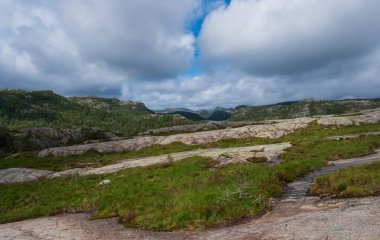 Norveç 'teki Lysefjord' daki Preachers Kürsü Kayası 'na giden dağlar doğa ve seyahat arka planı. Tjodnane Gölü, Temmuz 2019