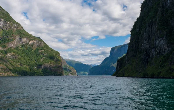 ऑरलैंड्सफर्ड नॉर्वे के सबसे लंबे fjord की एक संकीर्ण, उज्ज्वल शाखा, सोगोर्फर्ड। जुलाई 2019 — स्टॉक फ़ोटो, इमेज