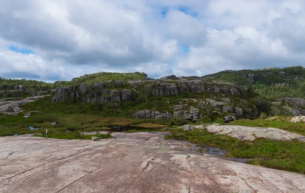 Montañas en el camino al Púlpito de Predicadores Rock en el fiordo Lysefjord - Noruega - naturaleza y viajes de fondo. Lago Tjodnane, julio 2019 — Foto de Stock