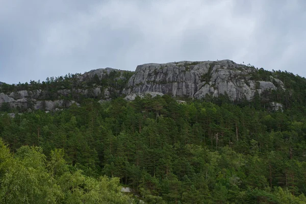 Montañas en el camino al Púlpito de Predicadores Rock en el fiordo Lysefjord - Noruega - naturaleza y viajes de fondo. Lago Tjodnane, julio 2019 — Foto de Stock