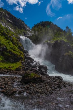 Latefossen Latefoss ikiz şelalesi. Norveç 'in en büyük şelalelerinden biri. Odda yakınlarında. Hdr görüntü, Temmuz 2019