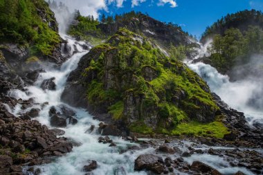 Latefossen Latefoss ikiz şelalesi. Norveç 'in en büyük şelalelerinden biri. Odda yakınlarında. Hdr görüntü, Temmuz 2019