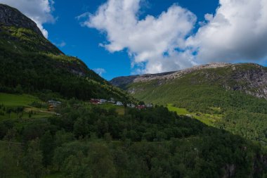 Naeroydalen Vadisi ve Stalheim Tepeleri, Voss Norveç 'in güzel manzarası. Temmuz 2019