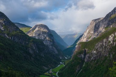 Naeroydalen Vadisi ve Stalheim Tepeleri, Voss Norveç 'in güzel manzarası. Temmuz 2019