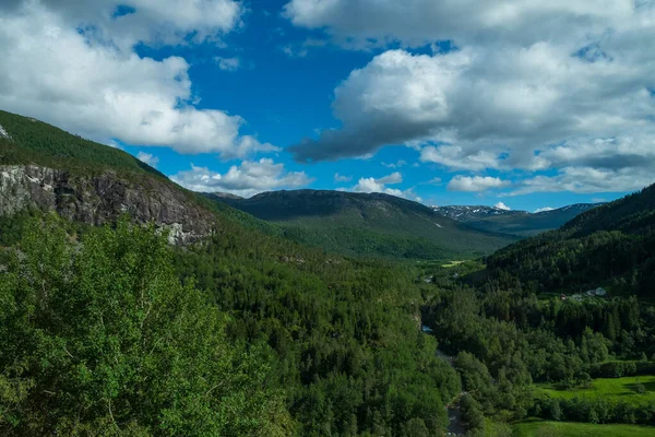 Bela vista sobre Naeroydalen Valley e Peaks On Stalheim, Voss Noruega. Julho de 2019 — Fotografia de Stock