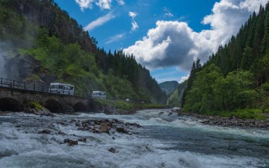 Norveç Ulusal Yolu 13 numara Gronsdalslona Nehri Odda, Hordaland Bölgesi, Norveç, İskandinavya. Temmuz 2019