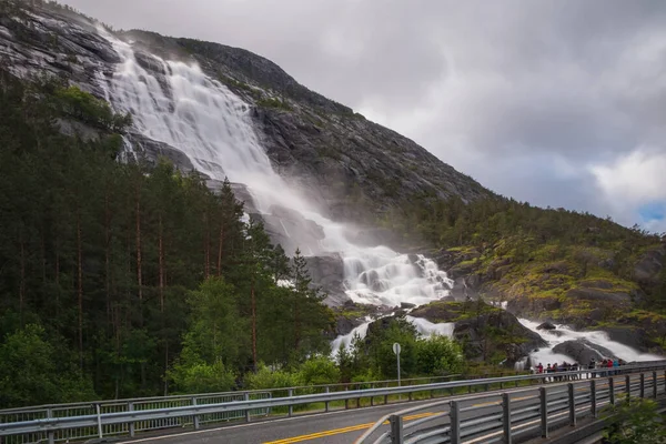 Langefoss i Norge, Akrafjordtunet. Lång exponering, juli 2019 — Stockfoto