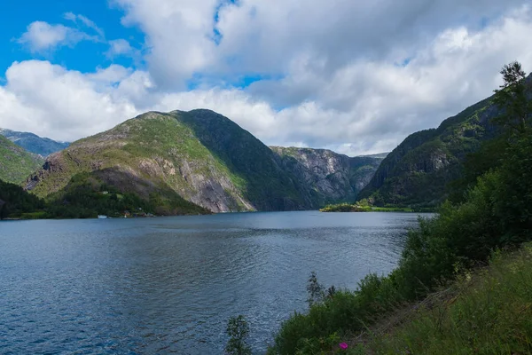 Гірський ландшафт і Акрафіорд Акрафйорден, Норвегія. Липень 2019 — стокове фото
