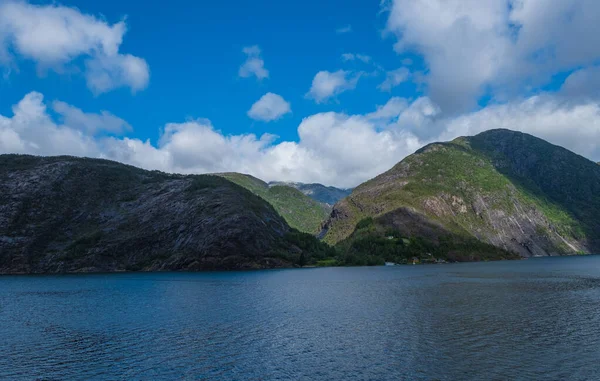 Berglandschap en Akrafjord Akrafjorden, Noorwegen. juli 2019 — Stockfoto