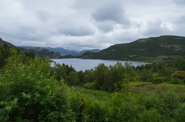 Lake Revsvatnet reggel Preikestolen nyomvonal, Norvégia. 2019. július — Stock Fotó