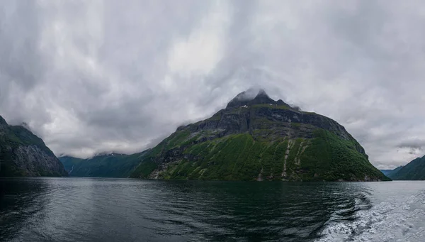 Paisaje natural en geirangerfjord en norway en día nublado de verano. Julio 2019 —  Fotos de Stock