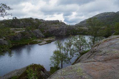 Norveç 'teki Lysefjord' daki Preachers Kürsü Kayası 'na giden dağlar doğa ve seyahat arka planı. Tjodnane Gölü, Temmuz 2019