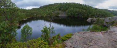 Norveç 'teki Lysefjord' daki Preachers Kürsü Kayası 'na giden dağlar doğa ve seyahat arka planı. Tjodnane Gölü, Temmuz 2019