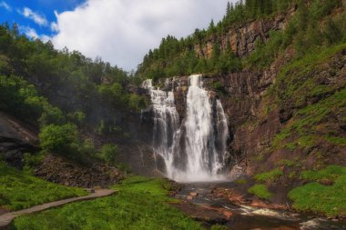 Yazın Skjervsfossen 'in önden görünüşü, üsten görülüyor. Norveç. Temmuz 2019