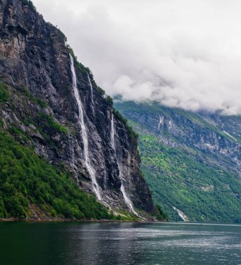 Geiranger, Norveç 'teki Yedi Kız Kardeş şelalesi. Temmuz 2019