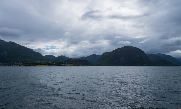 Zonnig Noors landschap. Uitzicht op de route van de Lauvik - Oanes ferry in Noorwegen. juli 2019 — Stockfoto