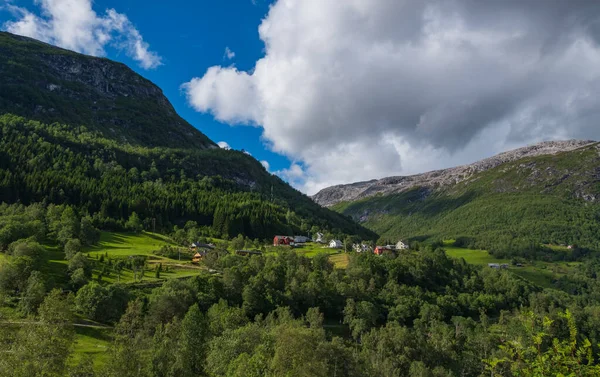 Prachtig uitzicht op Naeroydalen Valley en Peaks On Stalheim, Voss Noorwegen. juli 2019 — Stockfoto