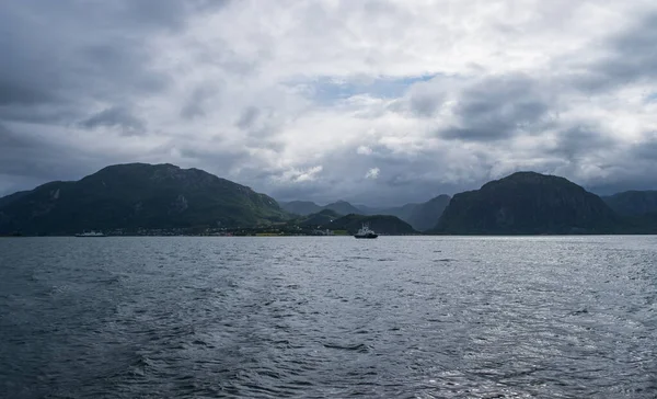 Soligt norskt landskap. Utsikt över rutten mellan Lauvvik och Oanes färja i Norge. Juli 2019 — Stockfoto
